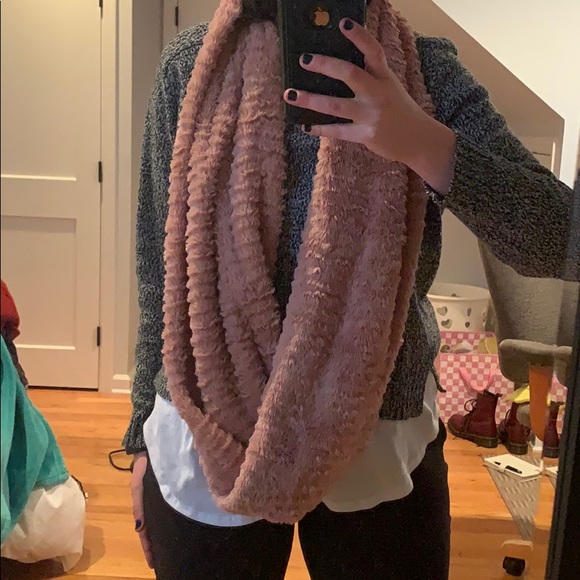 Pink infinity scarf - Picture 3 of 4